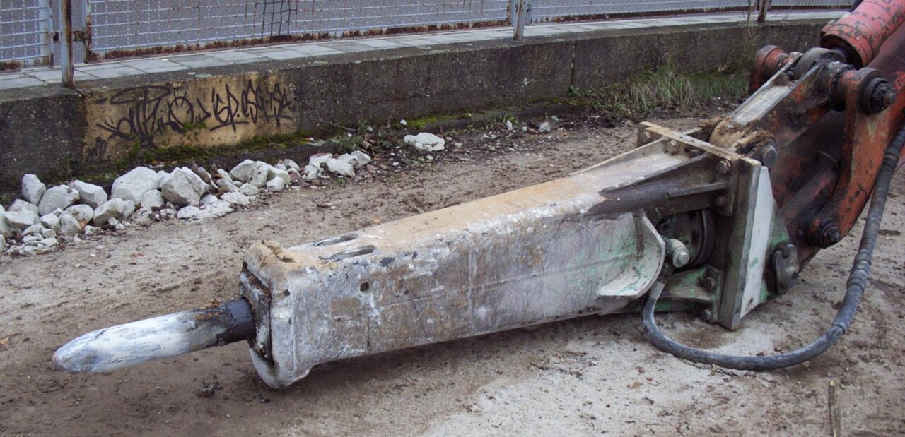 Bagger mit Hydraulikhammer