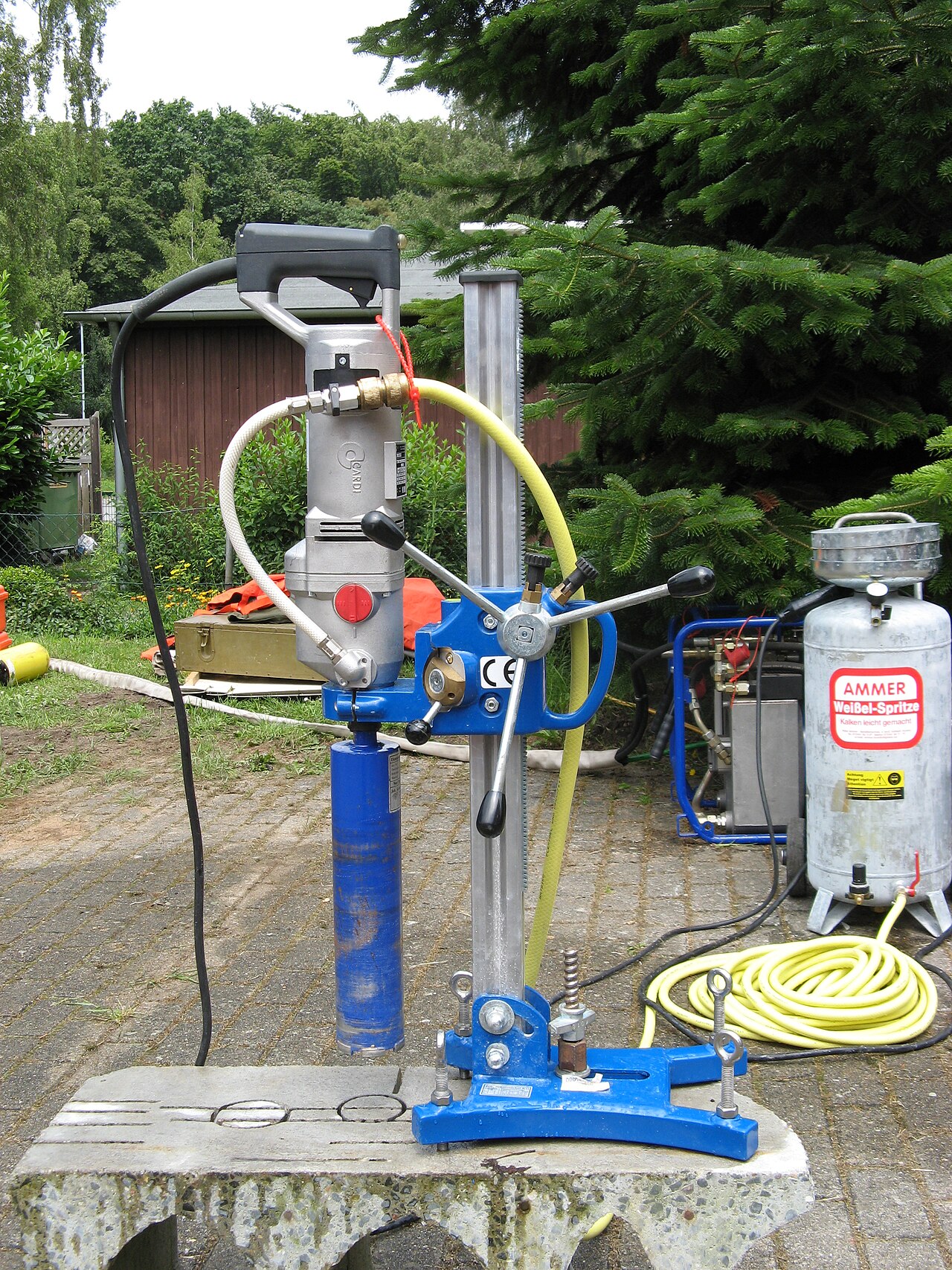 Kernbohrgeraet_auf_Stativ